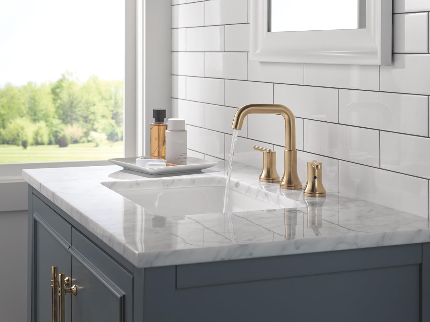 Delta Trinsic U-Spout Widespread Bathroom Faucet, Gold 3-Hole Bathroom Sink Faucet, Metal Push-Pop Drain Assembly, Champagne Bronze 3554-CZMPU-DST