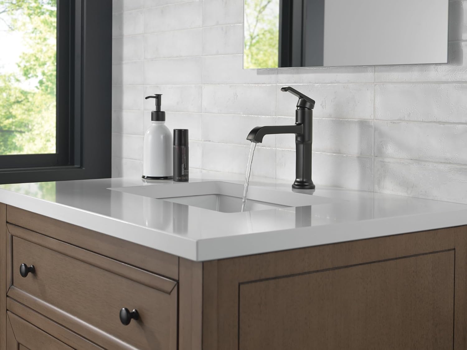 Delta Tetra Matte Black Bathroom Faucet 1 Hole, Single Hole Bathroom Sink Faucet for Vanity, Matte Black 589-BLLPU-DST (Drain Not Included)