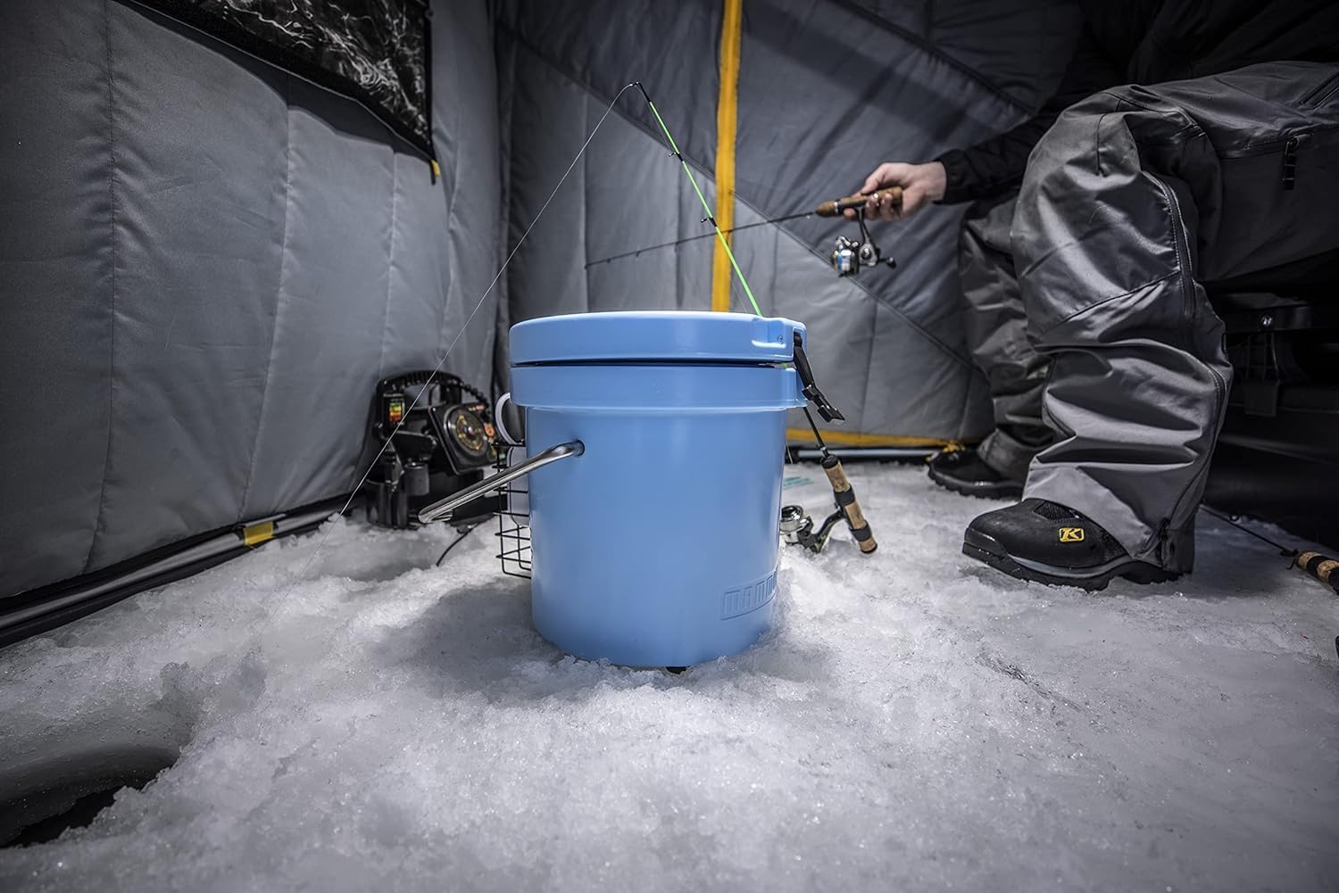 Mammoth Live Bait Bucket, Insulated Bait Bucket with 10 Quart Capacity, Great for Daily Trips and Fishing Tournaments