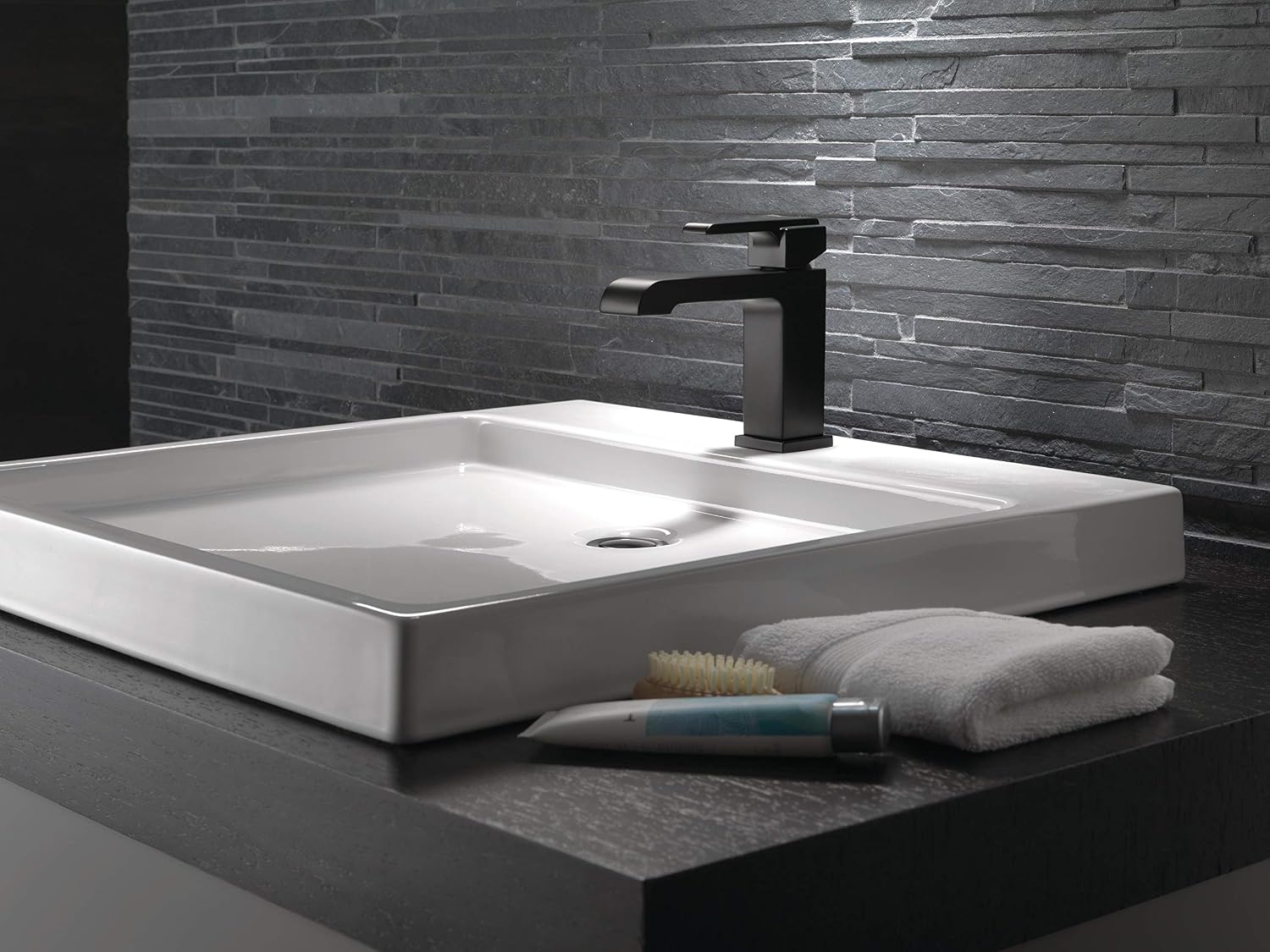 Delta Ara Matte Black Bathroom Faucet 1 Hole, Single Hole Bathroom Sink Faucet for Vanity, Matte Black 567LF-BLLPU