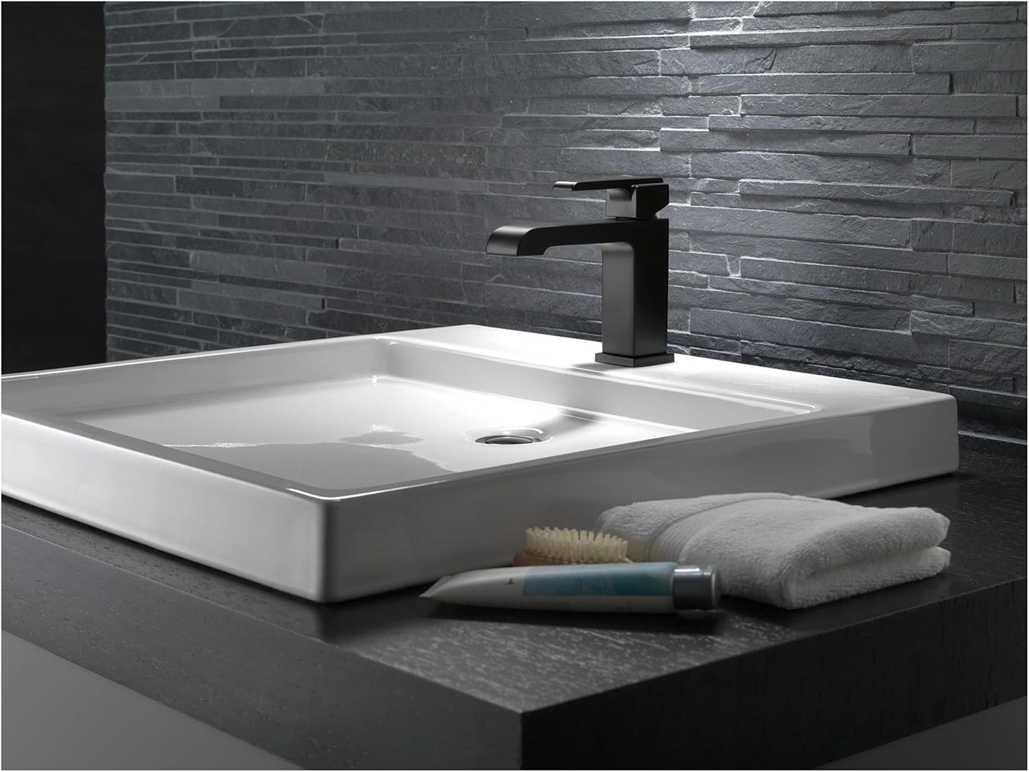 Delta Faucet Ara Single Hole Bathroom Faucet, Single Handle Bathroom Faucet Chrome, Bathroom Sink Faucet, Chrome 567LF-LPU