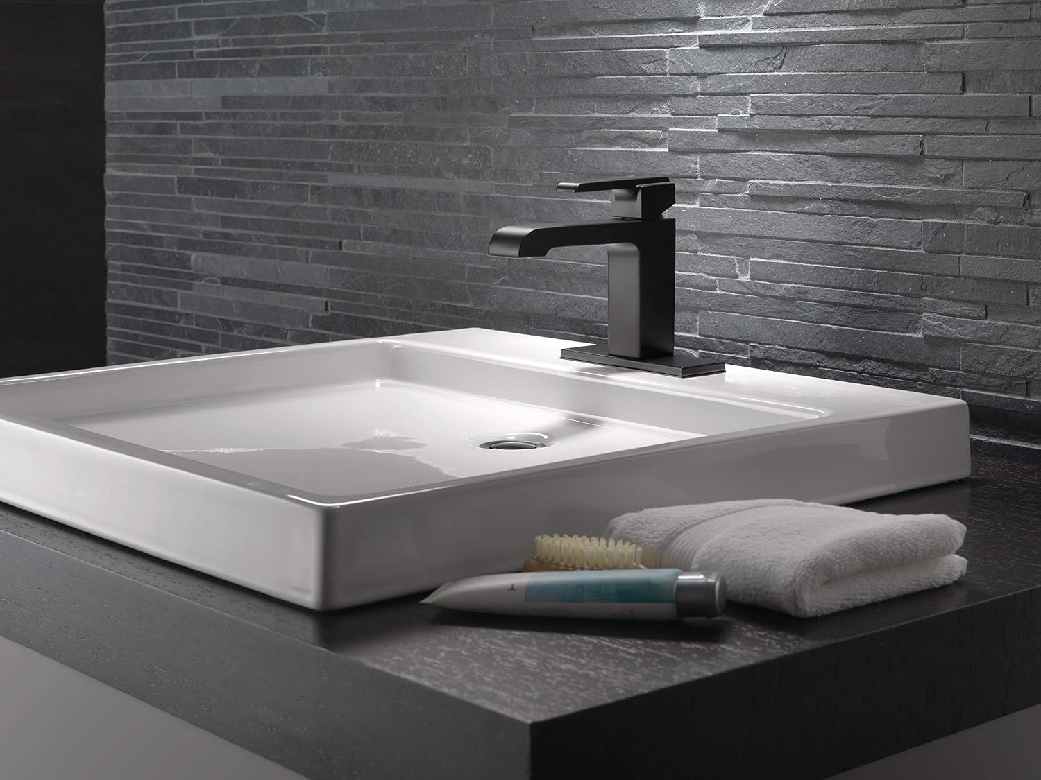 Delta Ara Matte Black Bathroom Faucet 1 Hole, Single Hole Bathroom Sink Faucet for Vanity, Matte Black 567LF-BLLPU