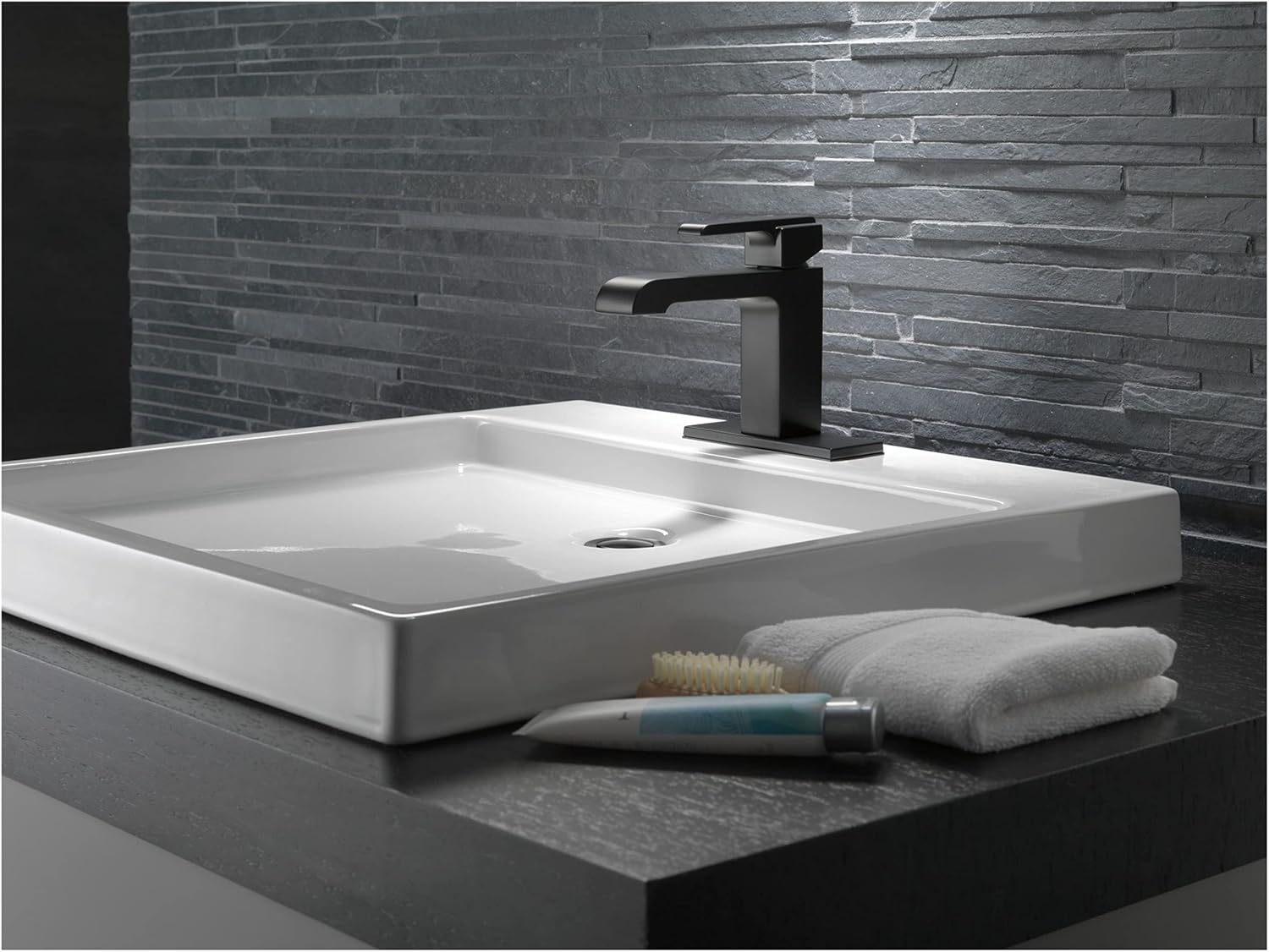 Delta Faucet Ara Single Hole Bathroom Faucet, Single Handle Bathroom Faucet Chrome, Bathroom Sink Faucet, Chrome 567LF-LPU